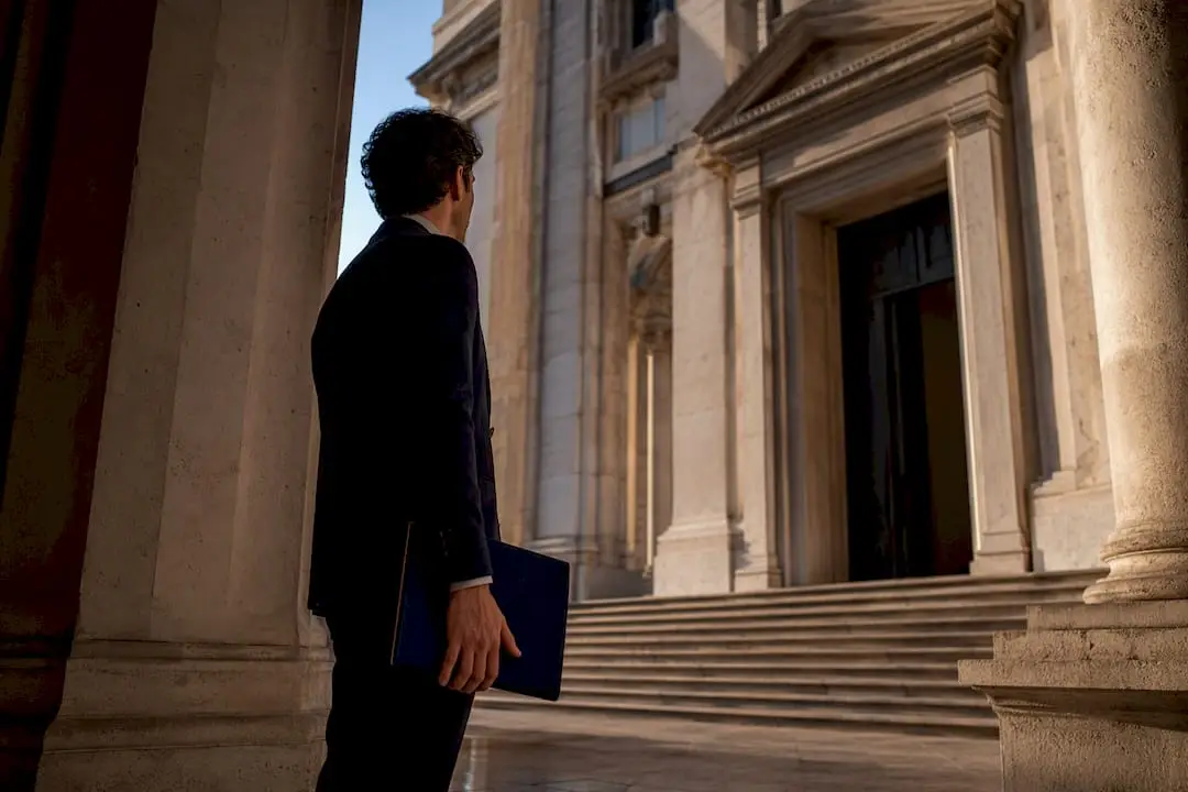 Claimant approaching Italian courthouse entrance